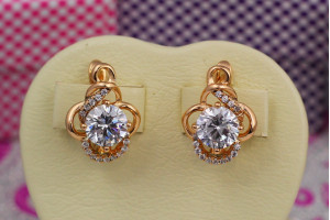 Сережки Xuping Jewelry завитки з камнем 1,8 см золоті