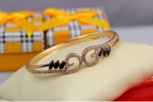 Браслет бенгл Xuping Jewelry два завитки з чорними каменями 60 мм 12 мм на руку від 17 см до 19 см золотистий