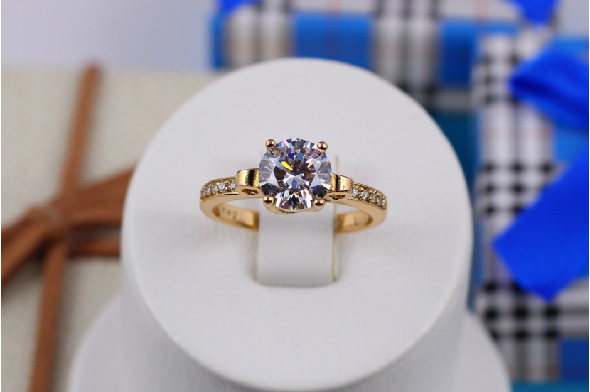 Кільце Xuping Jewelry з білим каменем 8 мм і дрібними фіанітами з боків р 18 золотисте