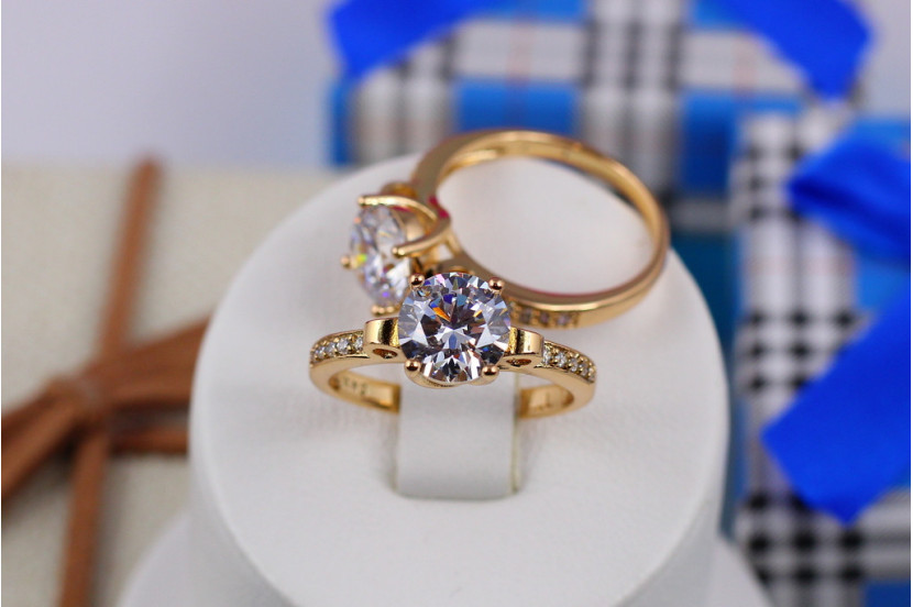 Кільце Xuping Jewelry з білим каменем 8 мм і дрібними фіанітами з боків р 18 золотисте