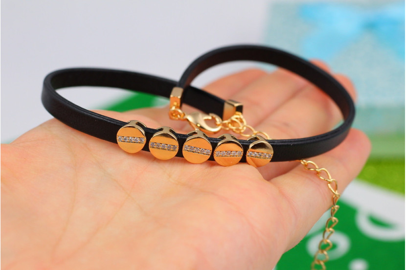 Чокер Xuping Jewelry з п'ятьма золотистими закльопками 29 см 6 мм золотистий