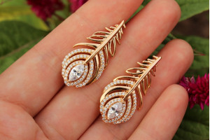 Сережки Xuping Jewelry пір'я з камнем 3,5 см золоті