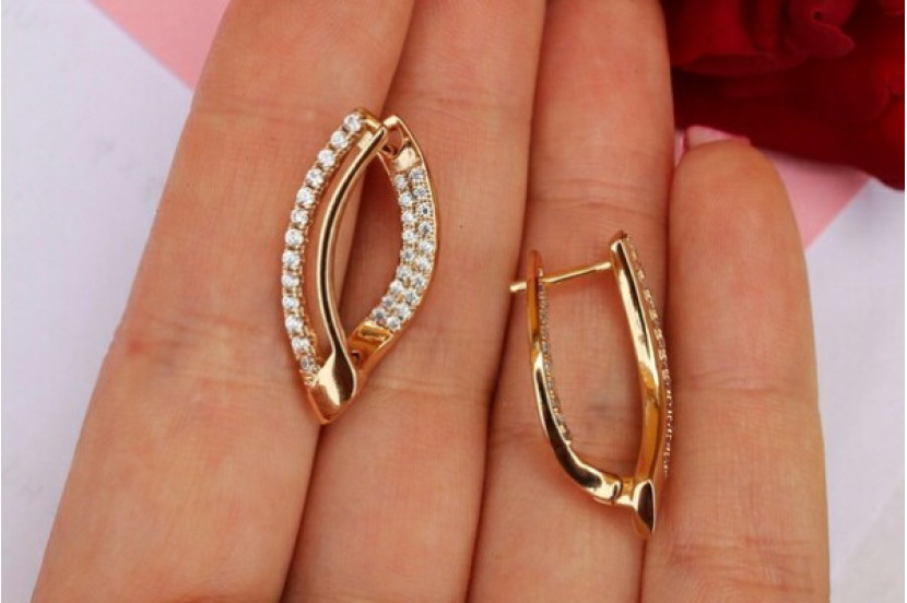 Сережки Xuping Jewelry літерою О з камінням 2.5 см золотисті