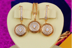 Набір Xuping Jewelry сережки та кулон Версаче без ланцюга золотистий Набір Xuping Jewelry сережки та кулон Версаче без ланцюга золотистий