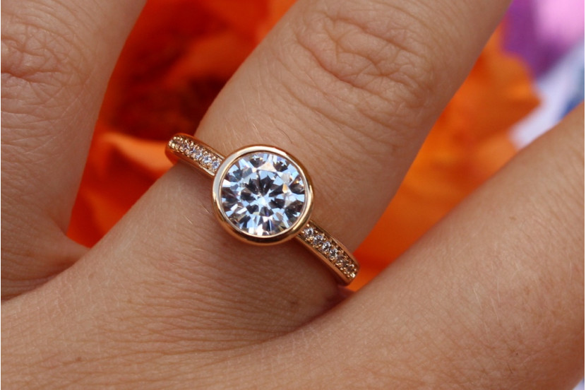 Кільце Xuping Jewelry камінь в обідку 8 мм р 20 золотисте