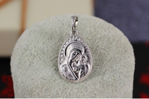 Ладанка Xuping Jewelry овальна Марія з немовлям у лучах 2 см срібляста