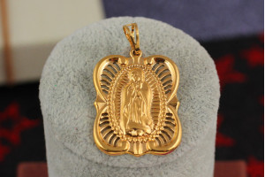 Ладанка Xuping Jewelry овальна краю у вигляді крил Марія з руками складеними в молитві 3 см золотиста