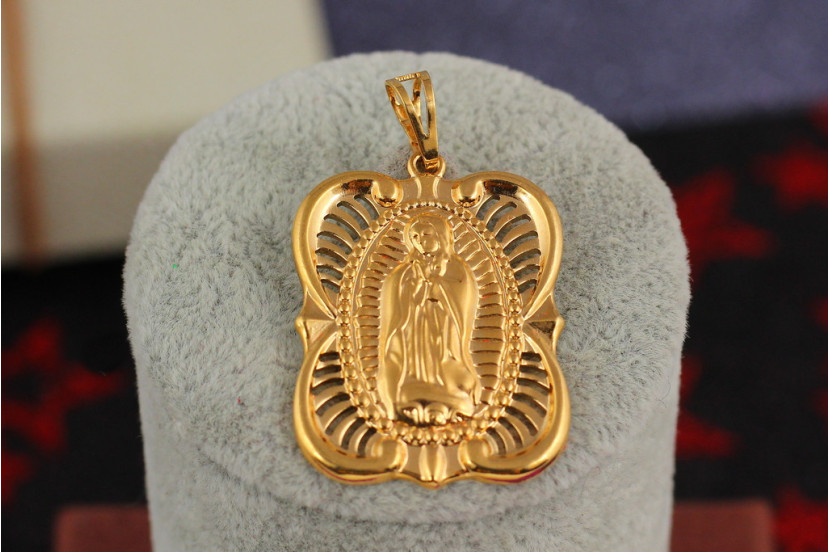 Ладанка Xuping Jewelry овальна края у вигляді крил Марія з руками складеними в молитві 3 см золотиста