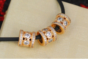 Кулон шарм Xuping Jewelry для тонкого ланцюга або браслета з великими каменями по центру 8 мм золотистий