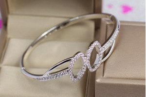 Браслет бенгл Xuping Jewelry дві мигдалики 57 мм15 мм на руку від 16 см до 18 см сріблястий