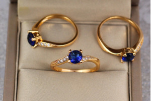 Кільце Xuping Jewelry тонкі боки вигнуті з синім камнем 6 мм р 19