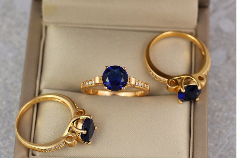 Кільце Xuping Jewelry з синім каменем 8 мм і дрібними фіанітами з боків р19 золотисте
