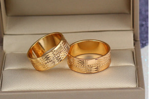 Обручка Xuping Jewelry гранований малюнок квадрати 8 мм р 16,17,18,19,20,22 золотиста Обручка Xuping Jewelry гранований малюнок квадрати 8 мм р 16,17,18,19,20,22 золотиста