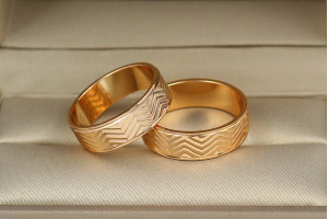 Обручка Xuping Jewelry гранований малюнок ялинка 6 мм р 16,17,18,19 золотиста