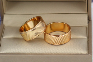Обручка Xuping Jewelry малюнок коса смужка 8 мм р 16,17,18,19,22 золотиста