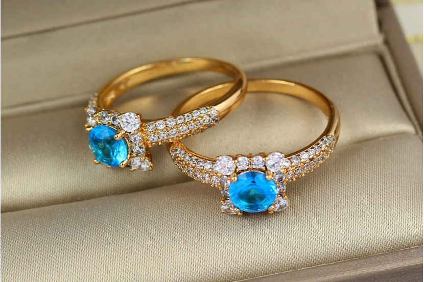 Кільце Xuping Jewelry з блакитним каменем у квадраті з білих каменів р 20 золотисте