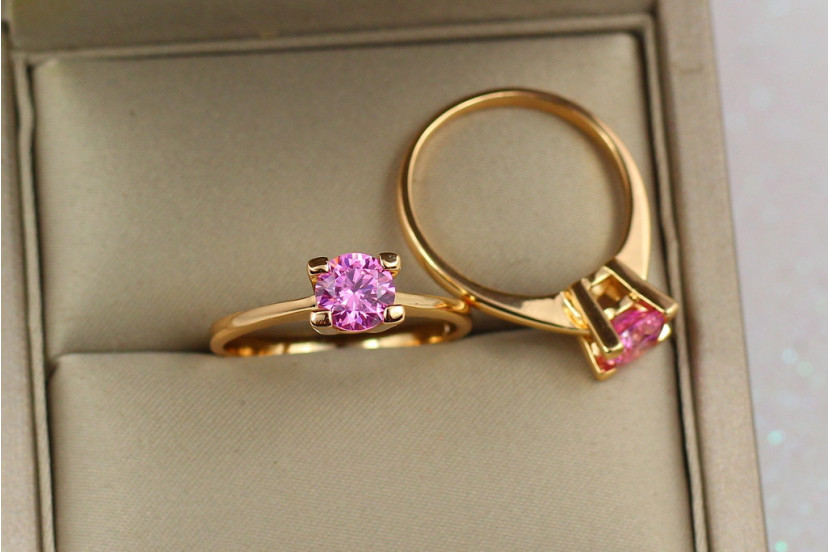 Кільце Xuping Jewelry тонке з рожевим каменем 6 мм на чотири кріплення р 20 золотисте