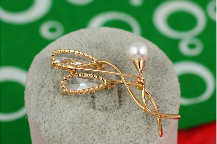 Брошка Xuping Jewelry гілочка з двома каменями і перлами золотиста