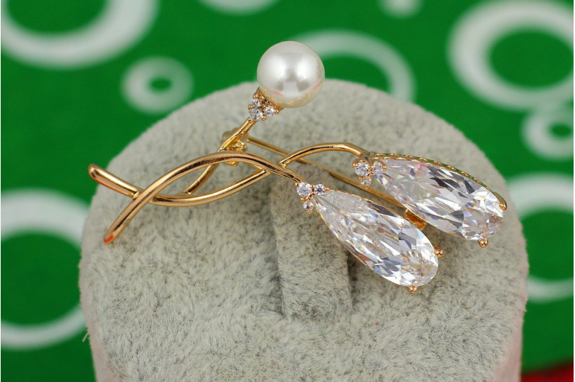 Брошка Xuping Jewelry гілочка з двома каменями і перлами золотиста