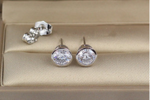 Сережки гвоздики Xuping Jewelry з камнем в обідку 7 мм сріблясті