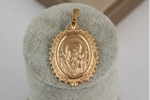 Ладанка Xuping Jewelry овальна з ажурними зубчиками Марія схилила голову до немовля 3,5 см золотиста