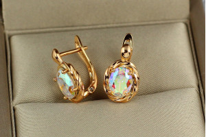 Сережки Xuping Jewelry хамелеоні із завитками навколо каміння 1,5 см золотисті