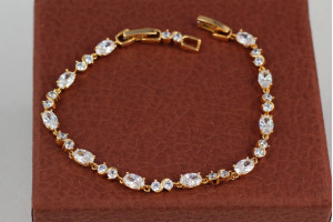 Браслет Xuping Jewelry хвилі з білими каміннями 17 см 4 мм золотистий