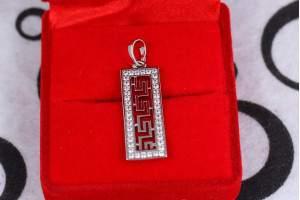 Кулон Xuping Jewelry прямокутний з грецьким візерунком та камінням по периметру 2.5 см сріблястий