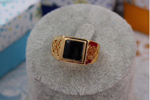 Печатка Xuping Jewelry чорний квадрат із завитками з боків р 24 золотиста