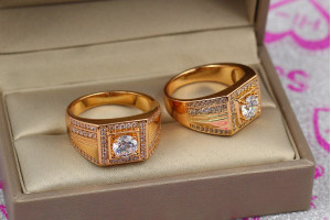Печатка Xuping Jewelry гладка з камнем у середині квадрата і дрібними каміннями по периметру 23 р золотиста