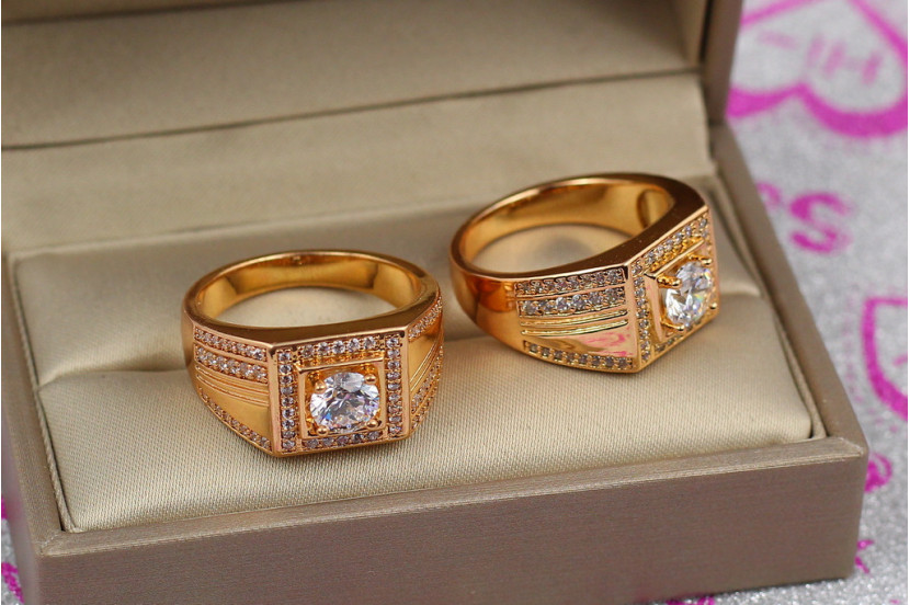 Печатка Xuping Jewelry гладка з каменем в середині квадрата і дрібними каменями по периметру 23 р золотиста