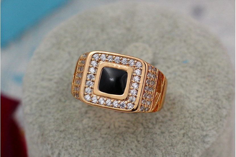 Печатка Xuping Jewelry чорна піраміда з камінням біля підніжжя р 23 золотиста