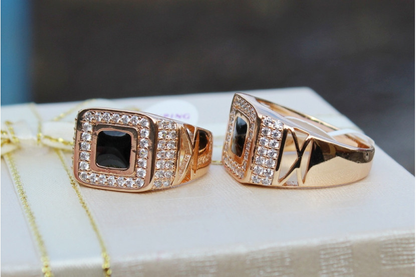 Печатка Xuping Jewelry чорна піраміда з камінням біля підніжжя р 23 золотиста