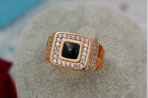 Печатка Xuping Jewelry чорна піраміда з камінням біля підніжжя р 24 золотиста