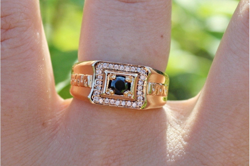 Печатка Xuping Jewelry чорний фіаніт в квадраті з боків тіснена змійка р 19 золотиста