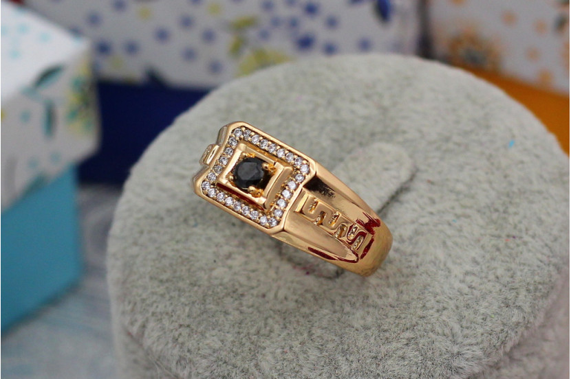 Печатка Xuping Jewelry чорний фіаніт в квадраті з боків тіснена змійка р 19 золотиста