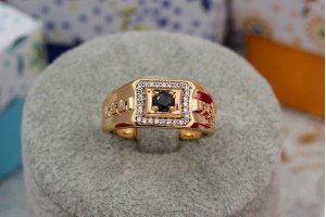 Печатка Xuping Jewelry чорний фіаніт у квадраті з боків тіснена змійка р 22 золотиста