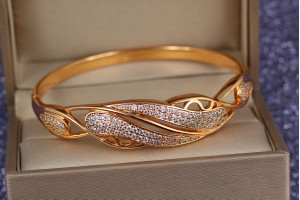 Браслет бенгл Xuping Jewelry бурхливий потік 57 мм 14 мм на руку від 16 см до 19 см золотистий