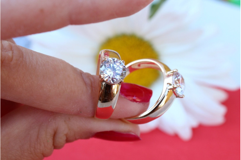 Кільце Xuping Jewelrу широке гладкі боки з каменем 8 мм р 17 золотисте