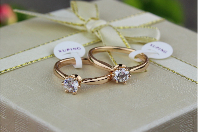 Кільце Xuping Jewelry тонке з білим фианитом 4 мм на шість кріплень р 17 золотисте