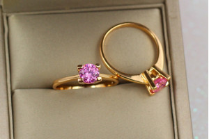 Кільце Xuping Jewelry тонке з рожевим камнем 6 мм на чотири кріплення р 17 золотисте