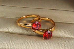 Кільце Xuping Jewelry широке гладке з червоним камнем 7 мм р 17 золотисте