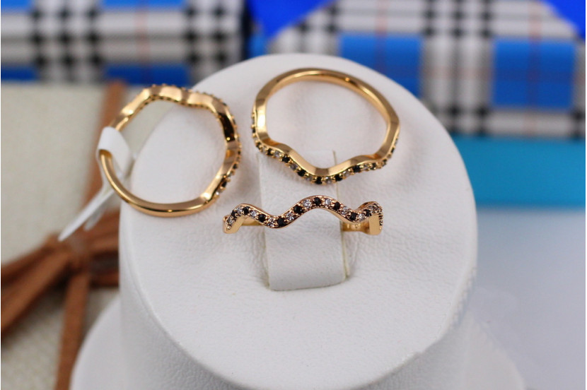 Кільце Xuping Jewelry дитяче хвиля з чорними камінчиками р 12 золотисте