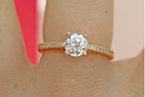 Кільце Xuping Jewelry тонке білий фіаніт 6 мм з боків дрібні фіаніти р 21