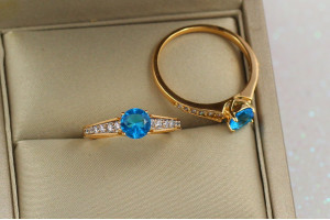 Кільце Xuping Jewelry з блакитним камнем р 18 золотисте