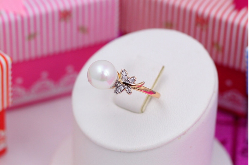 Кільце Xuping Jewelry з родієм перли 8 мм з метеликами з боків р18 золотисте