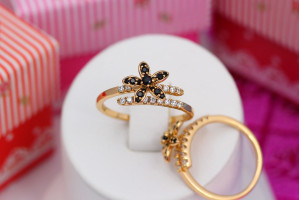 Кільце Xuping Jewelry змійка з квіточкою чорні камені р 17 золотисте