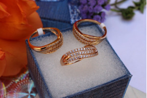 Кільце Xuping Jewelry три хвилясті доріжки з каменів р 19 золотисте