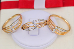 Кільце Xuping Jewelry з родієм з трьома каміннями на тоненьких смужках р 18 золотисте