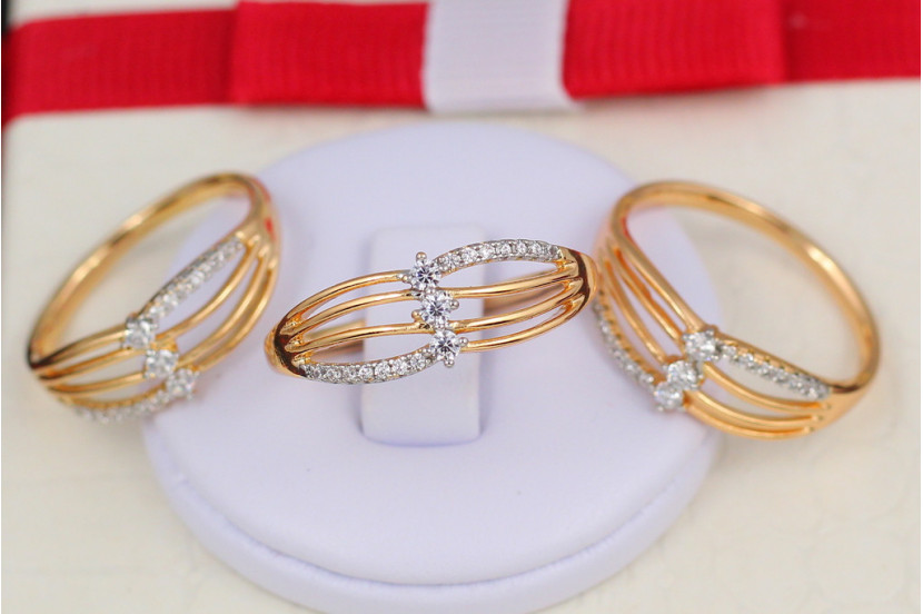 Кільце Xuping Jewelry з родієм з трьома каменями на тоненьких смужках р 18 золотисте